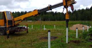 Закручивание винтовых свай в Рославль. Аренда машины для закручивания свай цена от 2869 руб